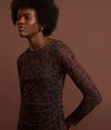 Vestido midi ajustado de tule color marrón con estampado de leopardo negro, cuello redondo y mangas largas transparentes.