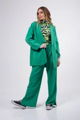 Blazer violeta de corte oversized con solapas de muesca y bolsillos de parche.