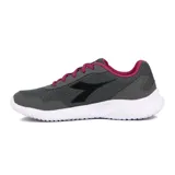 Zapatillas de running en color fucsia, con detalle en negro y diseño ligero.