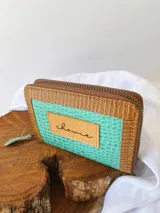 Billetera pequeña de cuero turquesa con textura de reptil y detalles en cuero marrón. Tiene cierre metálico y monedero interno.