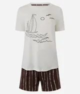 Conjunto de pijama Lov de viscosa con remera de manga corta color crudo con estampa de barco y short rayado con cintura elástica.