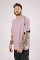 Remera gris de corte holgado y mangas cortas.
