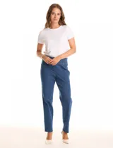 Jegging de algodón elastizado color gris claro, con pretina ancha elastizada de tiro alto, bolsillos laterales simulados con remaches metálicos y bolsillos traseros funcionales.