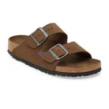 Sandalias Birkenstock Arizona SFB de cuero color marrón oscuro, con doble tira ajustable con hebilla metálica. Plantilla anatómica de corcho-látex y suela de EVA. Modelo estrecho.