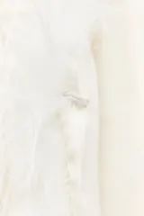 Chaqueta de pelo sintético color blanco, de cuello redondo y manga larga. Tiene bolsillos delanteros, forro interior y cierre frontal con ganchos metálicos forrados.