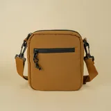 Bolso bandolera color marrón confeccionado con tejido antidesgarro de residuos plásticos reciclados y correa ajustable.