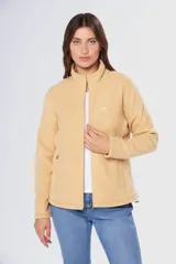 Campera polar color blanco con bolsillos con cierre, diseñada para mayor aislación al viento y frío.