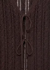 Chaleco de punto calado color marrón chocolate, con cuello en V y cierre frontal con lazos.