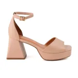 Sandalias de tacón alto color nude, con plataforma y pulsera al tobillo.