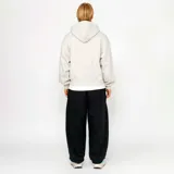 Campera con capucha color hueso, con cierre frontal y bolsillo tipo canguro. Logo de Nike y Stussy en el pecho. Corte holgado.