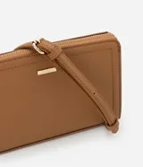Cartera bandolera pequeña color marrón, con correa larga ajustable, cierre de cremallera y tirador.