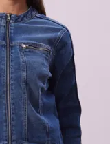 Campera de jean azul, marca Baccini, con cierre frontal, bolsillos delanteros y composición de 70% algodón, 26% poliéster, 3% rayón y 1% elastano.