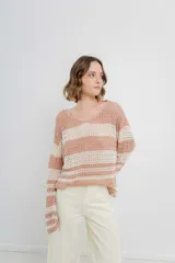 Sweater tejido en hilo calado a rayas horizontales color rosa viejo y crudo, con escote en V, corte recto y caída liviana.