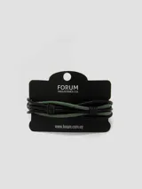 Pulsera negra trenzada con detalles en metal, de diseño minimalista.