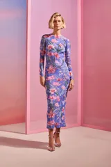Vestido midi de tul con estampado floral y bordado, de mangas largas y corte ajustado.