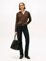 Pantalón de jean bootcut de tiro medio, color azul oscuro, confeccionado en denim de algodón elástico. Presenta pespuntes a contraste, cierre de cremallera con botón y estilo de cinco bolsillos.