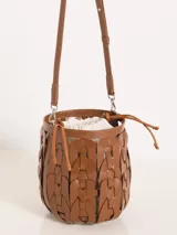 Bandolera de cuero vacuno color marrón, con diseño de canasto tramado con eslabones. Interior de algodón forrado en tejido Jacquard con tientos de cuero. Correa de cuero vacuno desmontable y ajustable para usar al hombro o cruzada.