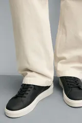 Zapatillas deportivas blancas de caña baja con detalle de color gris en el talón y suela con volumen.