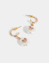 Aros dorados tipo argolla con dije de perla colgante y mariposa con strass rosados.