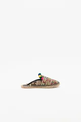 Zueco abierto con bordados, lentejuelas, canutillos y pompones de colores. Suela de yute y taco de madera de 1,5 cm.