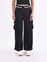 Pantalón cargo negro de corte ancho, con cintura alta con elástico y cordón ajustable.