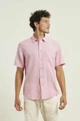 Camisa sport de manga corta color rosado, línea premium, con botones de coco y bolsillo en el pecho.
