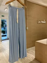 Pantalón palazzo color ladrillo, de morley de viscosa, con cintura elastizada y cordón blanco ajustable.