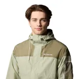 Campera cortaviento Columbia Challenger II para hombre, color verde claro con detalles en verde oliva. Cuenta con capucha ajustable con cordón, cierre frontal, bolsillos laterales con cierre, bolsillo en la manga con cierre y puños elásticos.