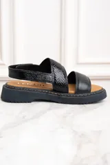 Sandalia de cuero negra con tiras anchas cruzadas y suela track.