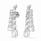 Aros largos colgantes con forma de cascada, con cristales transparentes de talla cuadrada y pera, engarzados en montura plateada.