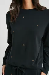 Buzo jogger negro con estampado de estrellas, de corte cómodo y cuello redondo.