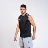 Musculosa deportiva negra con cuello redondo y sisas amplias. Presenta un estampado geométrico en los hombros y el logo de Umbro en el pecho.
