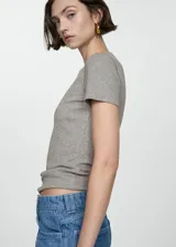 Remera gris de corte clásico, con cuello redondo y mangas cortas.