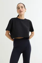 Remera color beige, de corte cropped y estilo oversized.