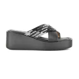 Sandalias con plataforma color naranja, con dos tiras anchas sobre el empeine, una de cuero liso y otra tejida en tonos marrón, beige y dorado.