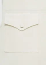 Chaleco blanco de tejido de punto fino con cuello camisero, cierre frontal con botones y dos bolsillos de solapa con botón en la parte delantera.