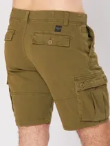 Bermuda cargo color caqui con bolsillos laterales con fuelle y botón.