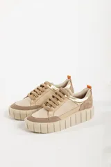 Zapatillas deportivas de cuero color beige con detalles en lila y amarillo.