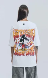 Remera blanca de algodón premium con cuello redondo y calce oversize. Presenta un estampado central de Mickey Mouse con patineta.