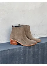 Botines de ante color visón con tacón cuadrado y detalle de elástico en los costados.