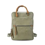Mochila combinada en tres tonos de símil cuero: marrón, beige y negro. Tiene doble bolsillo frontal, asa de mano y correas regulables. En su interior tiene dos bolsillos con cierre y uno abierto con división para celular.