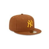 Gorra New Era marrón con el logo de los New York Yankees bordado en amarillo.