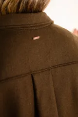 Sobrecamisa de lana en color verde militar, con botones frontales y dos bolsillos en el pecho.