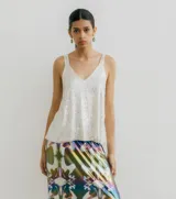 Musculosa blanca con lentejuelas, escote en V y breteles finos.