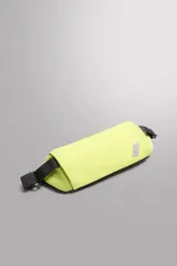 Riñonera deportiva color amarillo flúor, con cierre de cremallera termosellada, correa ajustable con hebilla de liberación rápida y tejido transpirable en la parte trasera.