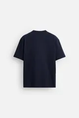 Camiseta negra de algodón de corte regular, con cuello redondo con ribete doble y mangas cortas.