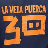 Canguro azul marino con capucha y bolsillo delantero. Estampado en el pecho con el logo de la banda La Vela Puerca en color naranja.