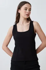 Musculosa verde oliva con escote cuadrado y costuras a la vista.