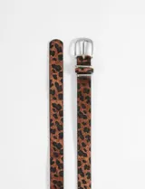 Cinturón de cuero sintético con estampado de leopardo, hebilla metálica plateada y pasacinto a juego.