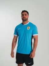 Camiseta de fútbol Nike de la selección uruguaya, modelo Stadium de la equipación titular. Diseño celeste con detalles en blanco y negro, logo de Nike y escudo de la AUF.